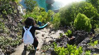 Traveler harus menaiki bukit lagi. Dan, yang harus dicatat, trek bukit Telaga Bintang lebih berbahaya karena tiada pegangan di kanan kiri dan tangga pijakannya berupa karst cadas disemen yang hanya pas untuk sepasang kaki saja.