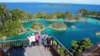 Dari atas TOP VIEW OF PIAYNEMO, gradasi warna laut terlihat sangat jelas dan begitu memanjakan mata dilihat dengan mata telanjang atapun memakai kacamata. Warnanya dimulai dari biru gelap berangsur hingga kehijauan di area laguna.