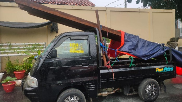 Polisi amankan barang bukti mobil pikap berikut lempengan besi yang dicuri para pelaku