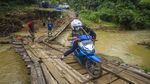 Potret Perjuangan Warga Lintasi Jembatan Darurat di Kalsel
