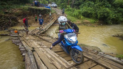 Potret Perjuangan Warga Lintasi Jembatan Darurat di Kalsel