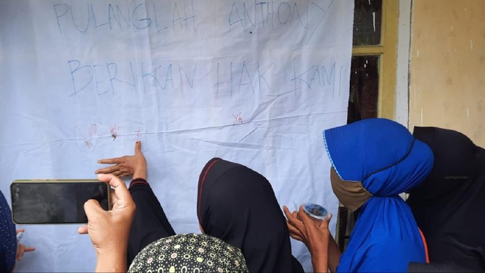 Puluhan petani sawit di Riau, melakukan aksi cap darah di kantor balai desa. Aksi nekat itu dilakukan karena ketua koperasi hilang dan tak digaji 3 bulan. (dok Istimewa)