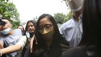Rachel Vennya dan Salim Nauderer memenuhi panggilan sebagai tersangka kasus kabur dari karantina. Foto: Palevi/detikcom