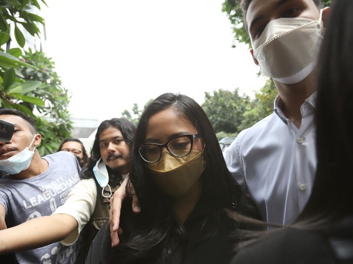 Rachel Vennya dan Salim Nauderer di Polda Metro Jaya.