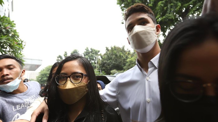 Rachel Vennya dan Salim Nauderer di Polda Metro Jaya.