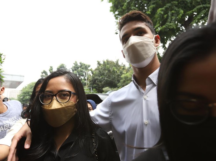 Rachel Vennya dan Salim Nauderer di Polda Metro Jaya.