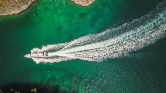 Liburan ke Raja Ampat Naik Speed Boat? Ini Tips Aman dan Nyaman di Laut Lepas