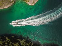 Liburan ke Raja Ampat Naik Speed Boat? Ini Tips Aman dan Nyaman di Laut Lepas