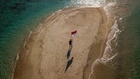 Bagi wisatawan yang bukan penyelam, terdapat sejumlah tempat lain yang dapat dinikmati dari Raja Ampat ini, yaitu gugusan Pulau Karst, Pantai Pasir Putih, Flora dan Fauna seperti aneka burung kakatua, nuri, cendrawasih merah, serta beragam jenis tumbuhan anggrek.