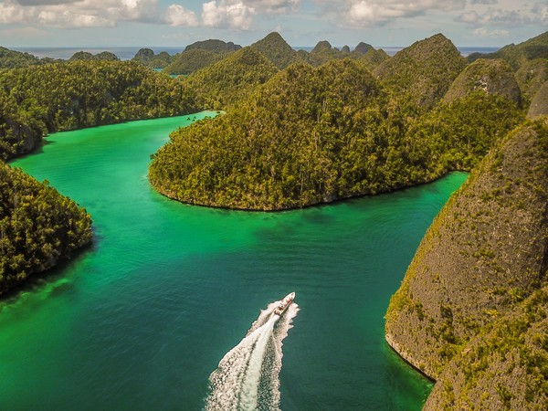 Kepulauan Raja Ampat di Papua Barat bisa sangat cantik seperti sekarang melalui proses sejarah geologi yang sangat panjang. Raja Ampat terbentuk oleh pergerakan lempeng Pasifik. Kepulauan Raja Ampat di Papua Barat bisa sangat cantik seperti sekarang melalui proses sejarah geologi yang sangat panjang. Raja Ampat terbentuk oleh pergerakan lempeng Pasifik.Â