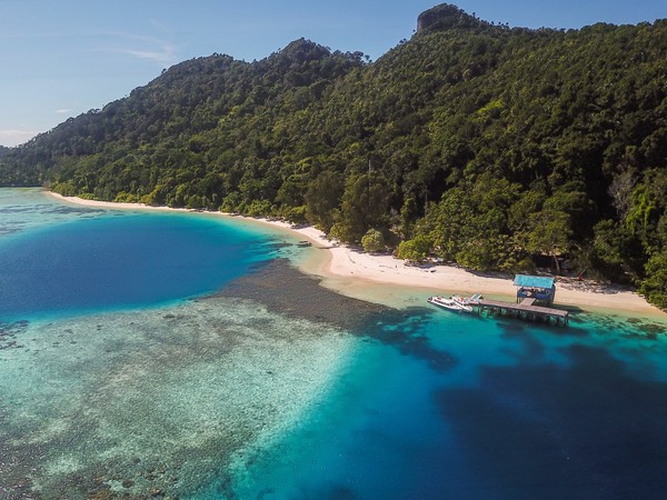 Raja Ampat merupakan merupakan objek wisata yang sangat berpotensi untuk dijadikan objek wisata yang berkelanjutan, namun tetap mengutamakan atau mempertahankan keindahan alamnya, tanpa mengubah ciri khasnya sedikitpun. Raja Ampat merupakan merupakan objek wisata yang sangat berpotensi untuk dijadikan objek wisata yang berkelanjutan, namun tetap mengutamakan atau mempertahankan keindahan alamnya, tanpa mengubah ciri khasnya sedikitpun.