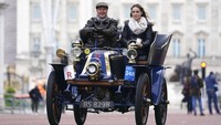 Untuk mengurangi kemacetan, rute perjalanan dibagi menjadi dua. Grup pertama melintasi Westminster Bridge dan mengambil rute tradisional A23 melalui Kennington, Brixton dan Streatham.  