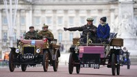 Tahun ini menandai ulang tahun ke-125 Brighton Veteran Car Run. Warga turun ke jalan untuk mendukung para pengendara.  