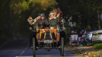 Mobil-mobil klasik melakukan perjalanan sekitar 100 km dari London ke Brighton.  