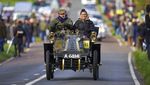 Ratusan Mobil Klasik Wara-wiri di Jalanan London