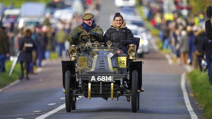 Ratusan Mobil Klasik Wara-wiri di Jalanan London Participants in the London to Brighton Veteran Car Run drive through the village of Staplefield, south east London, Sunday Nov. 7, 2021. (Steve Parsons/PA via AP)