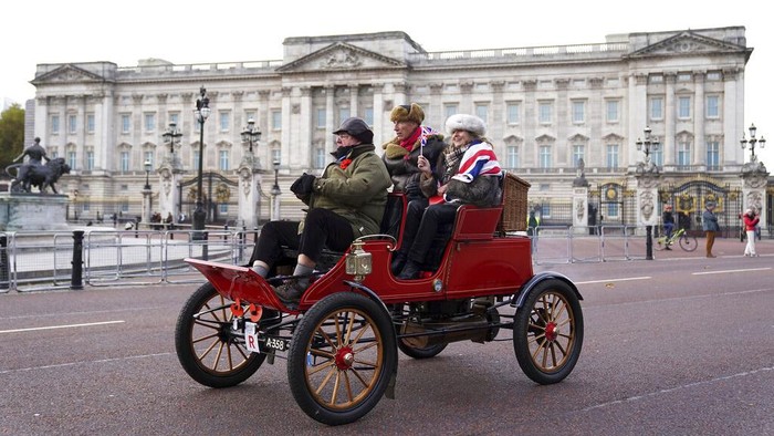 Ratusan Mobil Klasik Wara-wiri di Jalanan London Participants in the London to Brighton Veteran Car Run drive through the village of Staplefield, south east London, Sunday Nov. 7, 2021. (Steve Parsons/PA via AP)