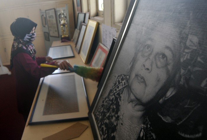Petugas museum membersihkan koleksi foto dan penghargaan di museum pahlawan nasional Rohana Kudus, Koto Gadang, Kab.Agam, Sumatera Barat, Jumat (17/7/2020). Museum itu juga merupakan sekolah kerajinan Amai Setia yang didirikan sejak tahun 1915 oleh Rohana Kudus, wartawan perempuan pertama di Indonesia yang ditetapkan sebagai pahlawan nasional oleh Presiden Joko Widodo pada 2018. ANTARA FOTO/Iggoy el Fitra/pras.