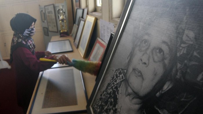 Petugas museum membersihkan koleksi foto dan penghargaan di museum pahlawan nasional Rohana Kudus, Koto Gadang, Kab.Agam, Sumatera Barat, Jumat (17/7/2020). Museum itu juga merupakan sekolah kerajinan Amai Setia yang didirikan sejak tahun 1915 oleh Rohana Kudus, wartawan perempuan pertama di Indonesia yang ditetapkan sebagai pahlawan nasional oleh Presiden Joko Widodo pada 2018. ANTARA FOTO/Iggoy el Fitra/pras.