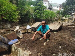 Pilu Tukang Becak di Kota Malang yang Rumahnya Hanyut Diterjang Banjir