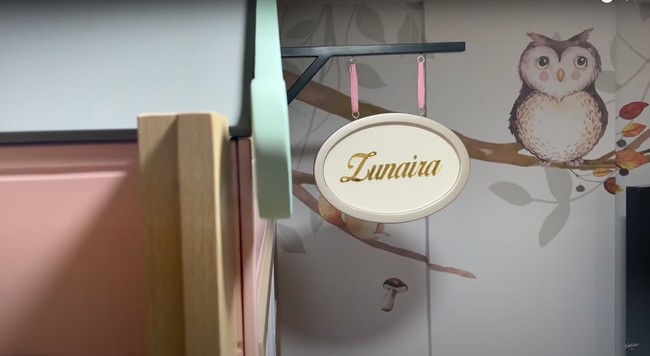 Ruangan bermain itu terlihat cukup lengkap dengan didominasi warna-warna pastel yang cerah. Desainnya pun dibuat sedemikian rupa hingga tak kalah dari arena bermain anak yang ada di mal. Foto: YouTube/NisNaz Channel