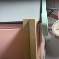 Ruangan bermain itu terlihat cukup lengkap dengan didominasi warna-warna pastel yang cerah. Desainnya pun dibuat sedemikian rupa hingga tak kalah dari arena bermain anak yang ada di mal. Foto: YouTube/NisNaz Channel