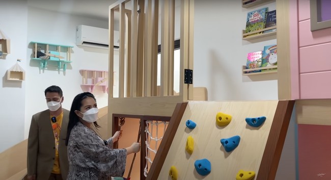 Beragam arena bermain anak di ruangan tersebut juga tampak cukup lengkap. Ada panjat tebing, ayunan, perosotan, dan beragam lainnya. Foto: YouTube/NisNaz Channel