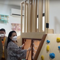 Beragam arena bermain anak di ruangan tersebut juga tampak cukup lengkap. Ada panjat tebing, ayunan, perosotan, dan beragam lainnya. Foto: YouTube/NisNaz Channel