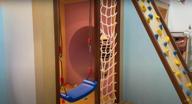 Dengan membuat ruangan khusus untuk arena bermain anak diharapkan kedua anak Syahnaz bisa lebih betah di rumah. Bagaimana menurutmu ruangan bermain anak di rumah Syahnaz dan Jeje ini? Foto: YouTube/NisNaz Channel