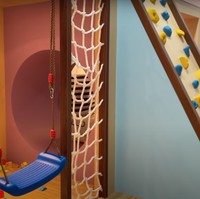 Dengan membuat ruangan khusus untuk arena bermain anak diharapkan kedua anak Syahnaz bisa lebih betah di rumah. Bagaimana menurutmu ruangan bermain anak di rumah Syahnaz dan Jeje ini? Foto: YouTube/NisNaz Channel