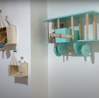 Di bagian temboknya juga terdapat dekorasi berupa pesawat-pesawatan yang terbuat dari kayu dan diwarnai dengan warna-warna senada dengan tema di ruangan bermain tersebut. Foto: YouTube/NisNaz Channel