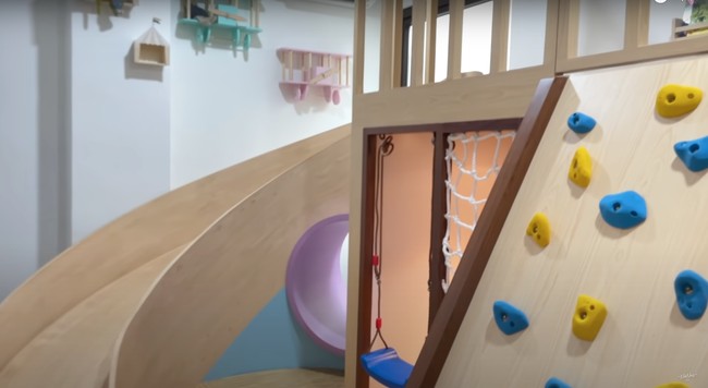 Melalui salah satu video di akun YouTube NizNaz Channel, Syahnaz tampak memamerkan isi rumahnya. Salah satu ruangan yang cukup mencuri atensi adalah ruangan bermain eksklusif yang dibuat khusus untuk kedua anaknya. Foto: YouTube/NisNaz Channel