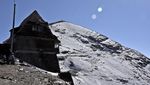 Salju yang Tersisa di Resor Ski Tertinggi Dunia