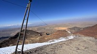Empat ratus meter lereng berselimut salju yang pernah ramai oleh wisatawan bermain ski sekarang terlihat tinggal bebatuan.   