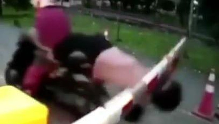 Screenshot penumpang motor di Aceh tersungkur ditampar palang pintu parkir (dok. Istimewa)