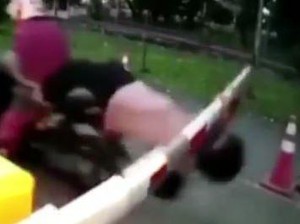 Duh! Penumpang Motor di Aceh Tersungkur Ditampar Palang Pintu Parkir