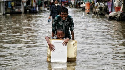 Semringah Anak-anak Pesisir di Tengah Banjir Rob