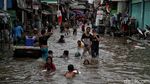 Semringah Anak-anak Pesisir di Tengah Banjir Rob