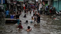 Selain itu ditambah Jakarta yang telah memasuki musim penghujan.