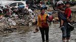 Semringah Anak-anak Pesisir di Tengah Banjir Rob