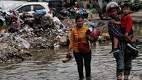 Banjir ini mengenangi pemukiman warga di bagian jalan dan pemukiman dekat penjemuran ikan asin.