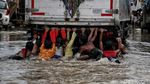 Semringah Anak-anak Pesisir di Tengah Banjir Rob