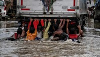 Pantauan di lapangan, banyak warga yang tetap beraktivitas di banjir rob itu.