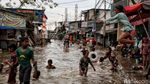 Semringah Anak-anak Pesisir di Tengah Banjir Rob