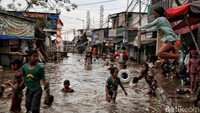 Banjir rob ini terjadi setiap tahunnya di pesisir Jakarta Utara.