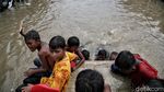 Semringah Anak-anak Pesisir di Tengah Banjir Rob
