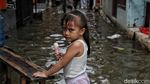 Semringah Anak-anak Pesisir di Tengah Banjir Rob