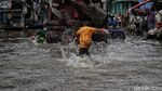 Semringah Anak-anak Pesisir di Tengah Banjir Rob