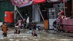 Semringah Anak-anak Pesisir di Tengah Banjir Rob