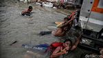 Semringah Anak-anak Pesisir di Tengah Banjir Rob